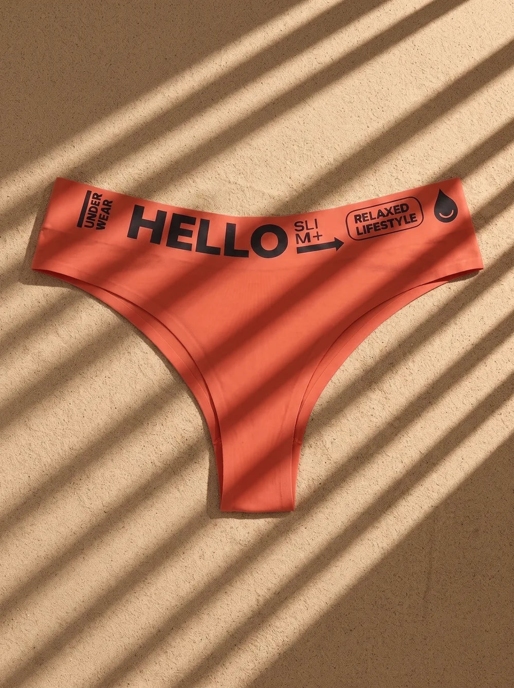 Kırmızı dikişsiz kadın cheeky